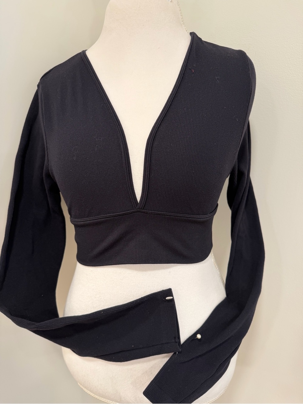 Black Ribbed Long-Sleeve Deep V Cropped Top- Size L